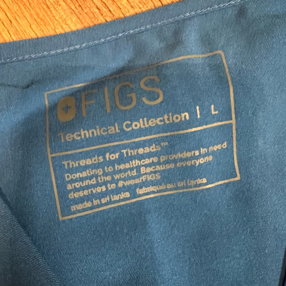 NWT Figs Three Pocket‎ Scrub Top- Large - Picture 7 of 9